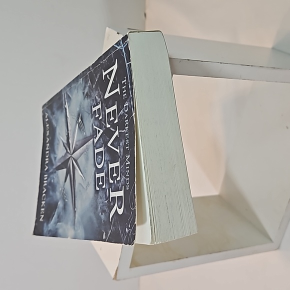 The Darkest Minds Never Fade BRACKEN First Hyperion Paperback edition 2014 - Picture 9 of 17